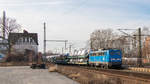 23. Februar 2019 in Magdeburg-Sudenburg: Die Presslok 110 043-6 (110 511-3)ist gerade mit einem Millionenzug Pkw`s unterwegs gen Osten. 