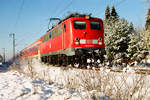 20. Dezember 2004, bei Perach bringt Lok 110 230 einen Nahverkehrszug von München nach Freilassing.