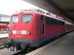 110 180 steht am 18.8.03 in Mnchen zur Abfahrt nach Regensburg bereit.An diesem Tage bestand der Zug komplett aus verkehrsrot umgespritzten IR-Wagen.