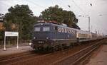 Mit einem Eilzug aus Köln durchfährt die 110 153-4 im Sommer 1978 den Bahnhof Langenfeld (Rheinland). Die von Krauss-Maffei gebaute Lok wurde auf den Tag genau 48 Jahre alt:  Abnahme 04.02.1957, Ausmusterung 04.02.2005. Die Bahnsteige sind inzwischen verschwunden, der heutige S-Bahn-Haltepunkt befindet sich nordwestlich vom damaligen Bahnhof.