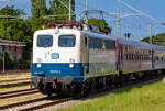 Lok 110 511 mit Störtebeker Sonderzug wurde in Bergen auf Rügen an den Bahnsteig gesetzt.