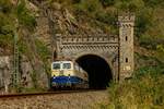 E10 1239 DB mit Rheingold bei der Durchfahrt aus dem Banktunnel am Rhein, August 2024.