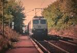 28.09.1990 110 251-6 am Schluß 181 203 mit D 2667 nach Stuttgart durcheilt Bahnsteig 2 des Hp Ensingen
8 Monate vor der Eröffnung der SFS Stuttgart-Mannheim am 31.05.1991,danach Rückbau der Strecke bis Vaihingen-Nord Enz