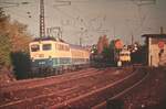 28.09.1990 110 106-2 mit D 2666 nach Mannheim   (Avsign Form signal Richtung Sersheim) Der Bahnhof Vaihingen-(Enz)-Nord hatte bei den Einfahrten Lichthauptsignal DB Einheitsbauart 1969 und Ausfahrten Formsignale also Mischbetrieb. 8 Monate vor der Eröffnung der SFS Stuttgart-Mannheim am 31.05.1991,danach Rückbau der Strecke ab Vaihingen-Enz-Nord