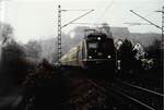 23.November 1991 bei HN-Klingenberg 110173-3 (Bw TS) mit E3726 Stuttgart-Heilbronn am Einfahrsignal schon vorbei