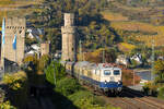 E10 1239 DB mit Rheingold bei der Durchfahrt in Oberwesel am 3.11.24. 