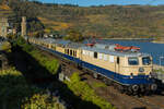 E10 1239 DB mit Rheingold bei der Durchfahrt in Oberwesel am 3.11.24. Viele Fotografen drängten sich auf einem Quadratmeter, obwohl die Mauer ewig lang ist. Danke an den Fotografen der mich kurz auf seine Leiter gelassen hat. Der Rest der Meute war eher egoistisch und rücksichtslos. :.-(