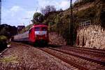 03.Juni 1991 kurz nach Haltepunkt Nordheim/Würrt 110 233-4 (seit 22.03.91 umlackiert) mit E 3056 TS -NWH nach Heilbronn  ( links bei Hecktometertafel 46,8 Mauer mit Geländer da Stand bis