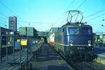 Eisenbahn in/um Stuttgart__110 237-5 und 103  in Doppeltraktion  im Hbf Stuttgart.__1974