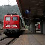 110 223 ist mit dem RE 30107 von Mnchen Hbf kommend im Zielbahnhof Kufstein angekommen und rangiert nun auf das Nebengleis. (07.07.2008)
