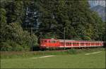 110 223 hat einen Abendlichen Pendlerzug nach Kufstein gebracht und ist nun als RB 30114 von Kufstein auf dem Weg nach Rosenheim. (09.07.2008)
