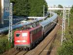 110 210 mit dem Kreuzfahrtschiffsonderzug von Berlin nach Warnemnde in Rostock, kurz hinter dem Hbf.