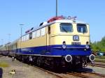 E10 1239 mit Rheingold am 14.08.2010 im Rheinisches Industriebahn-Museum (RIM) in Kln. Die Lok ist wieder in den Anlieferzustand von 1962 zurckversetzt. Die Lok ist eine von den fnf E10´s die 1962 modifizierte bzw. neuentwickelte Drehgestelle bekamen, die ihnen fr den Einsatz vor dem Rheingold eine Hchstgeschwindigkeit von 160 km/h ermglichten.