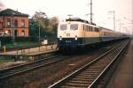 Heute drei Lakcierungen der 110. Meine erste Bahnbild aus 1988 mit 110 141-9 und eine Einheitszug zwischen Rheine und Emden whrend die bunte DB-Zeit auf Bahnhof Leer am 20-10-1988. Bild und scan: Date Jan de Vries.