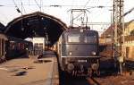 Um 1979 wartet 110 147-6 vor einem Nahverkehrszug Richtung Wuppertal im Hagener Hauptbahnhof auf Fahrgäste