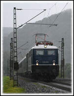 Fast wie in alten Zeiten: Bei strömendem Regen fährt die E 10 228 (DBK Historische Bahn) am 01.06.2024 mit dem historischen Eilzug Nürnberg - Koblenz durch Wernfeld zum nächsten