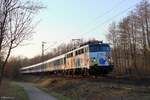 Noch einmal im letzten Abendlicht: 110 469-4 (TRI -  Elefantenexpress, 50 Jahre Maus ) mit dem RE3 in Richtung Hamm Hbf in Castrop-Rauxel, 17. Februar 2025 