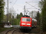 Ein Nachschuss von der 111 129 DB schiebt den RE4 aus Aachen-Hbf nach Düsseldorf-Hbf und kommt aus Richtung Aachen-Hbf,Aachen-Schanz,Aachen-West,Laurensberg,Richterich,Kohlscheid,Herzogenrath,Palenberg,Zweibrüggen,Frelenberg,Geilenkirchen,Süggerrath,Lindern,Brachelen,Hückelhoven-Baal,Baal und hält in Erkelenz und fährt dann weiter in Richtung Herrath,Beckrath,Wickrath,Rheydt-Hbf,Mönchengladbach-Hbf. Aufgenommen vom Bahnsteig 1 in Erkelenz. 
Bei schönem Sonnenschein und Wolken am Nachmittag vom 13.4.2017.