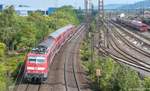 Blick von der Brücke der Rothofstraße auf den Rangierbahnhof Würzburg-Zell am 12.8.09 (Bild 1 v.3): 111 205 fuhr mit einer interessanten RE-Garnitur aus Frankfurt (Main) am Westrand des Gleisfelds entlang.