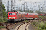 111 016 durchfährt mit Dostos Wanne Eickel Hbf.