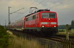 111 122 mit einem RE4 von Düsseldorf nach Aachen Hbf bei Wickrathhahn. 8.8.2017