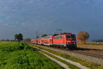 111 039 mit einem RE am 20.10.2017 bei Langenisarhofen.