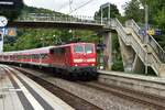 Lok voraus kommt die 111 018-8 am Mittag des 31.8.2017 als RE3 nach Heilbronn durch Neckargerach gefahren.....wegen Hangarbeiten zwischen Binau und Neckarelz fährt sie auf den Richtungsgleis Heidelberg gen Heilbronn. Noch so ein Stück Erinnerung....