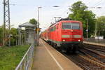 111 061 DB kommt die Kohlscheider-Rampe hoch aus Richtung Neuss,Herzogenrath mit dem RE4 aus Dortmund-Hbf nach Aachen-Hbf und fährt durch Kohlscheid in Richtung