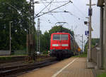 Ein Nachschuss von der 111 124 DB schiebt den RE4 aus Aachen-Hbf nach Dortmund-Hbf und kommt aus Richtung Aachen-West,Laurensberg,Richterich, und fährt durch Kohlscheid in Richtung