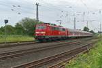 111 121 kommt mit dem RE8 Verstärker nach Kaldenkirchen aus Grevenbroich ausgefahren, kalt läuft am Zugschluß die 111 037-8 mit in Ermangelung eines Steuerwagens. 11.6.2018