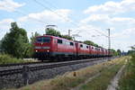 Gleich acht 111er durchfahren Thüngersheim am 26. Juli 2018 Richtung Gemünden. Angeführt wird der Lokzug von 111 182.
