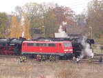 DB 111 096 am 03.11.2018 in Neudietendorf. Sie brachte zuvor den DPE 61200 aus Bielefeld Hbf. 