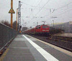 Ein Nachschuss von der 111 143-4  DB schiebt den RE4 aus Aachen-Hbf nach Dortmund-Hbf und kommt aus Richtung Aachen-West,Laurensberg,Richterich, und fährt durch Kohlscheid in Richtung Herzogenrath,Mönchengladbach,Neuss. 
Aufgenommen vom Bahnsteig 2 in Kohlscheid.
Bei Regenwetter am Nachmittag vom 13.1.2019.