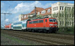 111160 fährt hier mit dem Dosto nach Braunschweig am 29.04.2001 um 12.27 Uhr in Melle ein.