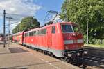 Gerade beschleunigt die 111 128 ihren RE4 nach Dortmund aus dem Rheydter Hbf gen Mönchengladbach Hbf.