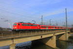 Am 14.02.2013 überquert 111 047 mit RB nach Stuttgart bei der Ausfahrt aus Heilbronn Hbf den Neckar. 