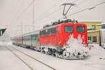 Jahreszeitgemäß gibt's heute noch mal eine Schippe Schnee auf die Mütze: Am 08. Januar 2000 im Bahnhof Freilassing: An der von Berchtesgaden eingefahrenen Regionalbahn ist die Loknummer nicht zu erkennen.