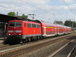 Mit dem RE7 von Krefeld nach Rheine hält 111 076 in Solingen. Juni 2015