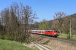 111 021 führte am 08. April 2020 den Regionalexpress 81783 von Stuttgart Hauptbahnhof nach Murrhardt an, hier bei Bartenbach.