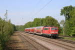 111 143 der Deutschen Bahn AG war am 24. April 2020 mit dem Regionalexpress 10450 von Düsseldorf Hauptbahnhof über Krefeld Hauptbahnhof und Viersen nach Aachen Hauptbahnhof unterwegs, hier im Bahnhof Helenabrunn.