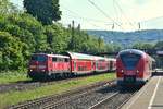 Während 1440 826-4 noch am Bahnsteig steht rauscht 111 191 mit ihrem RE4 durch Sonnborn in Richtung Düsseldorf.