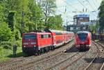 Auch bei der Einfahrt in Wuppertal Hbf wollte die S8 dem RE4 nicht von der Seite weichen. So erreichen 111 096 mit ihrem RE4 und 1440 318-2 mit ihrerS8 gemeinsam dem Wuppertaler Hbf.

Wuppertal 16.05.2020