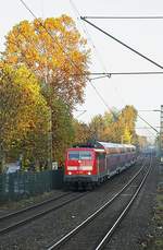 Nachdem der RE 4 am 13.12.2020 auf RRX umgestellt wurde, wird die Baureihe 111 nach über vierzig Dienstjahren m. W. nicht mehr planmäßig im Großraum Düsseldorf eingesetzt. Zeit für eine kleine Reminiszenz: 111 058 fährt am 01.11.2015 die Steilrampe von Hochdahl nach Erkrath hinunter. Mit einer Steigung (oder einem Gefälle) von 33,3 Promille gehört die 1841 eröffnete Strecke noch heute zu den steilsten Hauptbahnen Deutschlands.