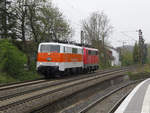 Frisch lackiert in neuer alter Farbgebung ist 111 111-1 in kieselgrau-orange mit der roten 111 150-9 vom Werk Dessau nach Dortmund unterwegs. April 2021