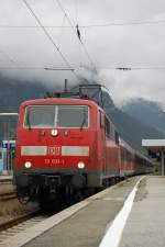 111 031-1 zieht am 09.08.07 einen RegionalExpress von Mnchen HBF nach Innsbruck, hier bei der Ausfahrt aus dem Bahnhof Garmisch-Partenkirchen.