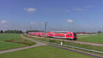 DB 111 188 schiebt ihren Doppelstockwagenzug als RB72 von Memmingen nach München.