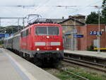 Auch in diesem Jahr kann man wieder mit dem Nachtzug,von Rügen bis Lörrach,fahren.Am 23.Juli 2022 kam die 111 067 mit dem Drei Wagennachtzug in Bergen/Rügen an.In Hamburg wurde der Zug um ein paar Wagen noch verstärkt.