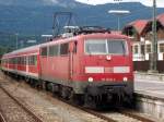 111 020-4 kommt mit einem RB Zug aus Mnchen nach Innsbruck in Garmisch-Partenkirchen an.