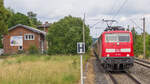 111 163 (ohne Prüfziffer!) fuhr am 24.6.13 im alten Bahnhof Schnelldorf durch. Das Bild entstand vom Ende des am 15.12.02 eröffneten neuen Bahnsteigs neben Gleis 1.