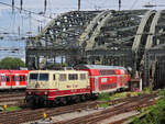 111 212-7 kommt mit dem EM Sonderzug aus Dortmund in Köln an.